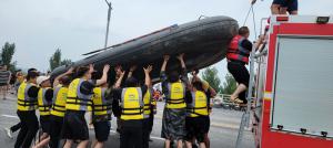 帶上沖鋒舟，大家一起風雨同舟！